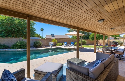 East Mesa Maison | HUGE, heated pool. Family friendly, toys for all! Big & beautiful backyard!