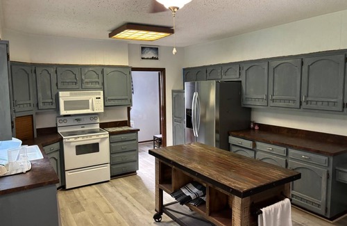 Lenexa Maison | HUGE HOME 6bd/3ba/Fenced Yard: 16+ Guests ☆Kid & Pet-Friendly☆GRILL☆Pool Table☆