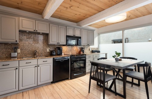 Aspen Maison | HUGE Modern Downtown Aspen Loft - 3br/2ba!