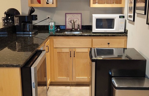 Shorewood Maison | HUGE space with room to spread out! Close to Excelsior and Lake Minnetonka.