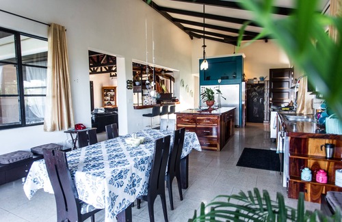 Atenas Maison | Grande villa espagnole avec vue sur le volcan, Toucans entre l'aéroport et la plage