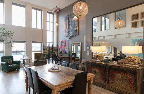 Sydenham Appartement | Huge Stylish Art Loft with Spa & Soaring Ceilings