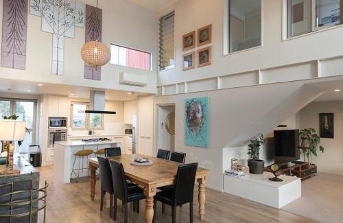Sydenham Appartement | Huge Stylish Art Loft with Spa & Soaring Ceilings