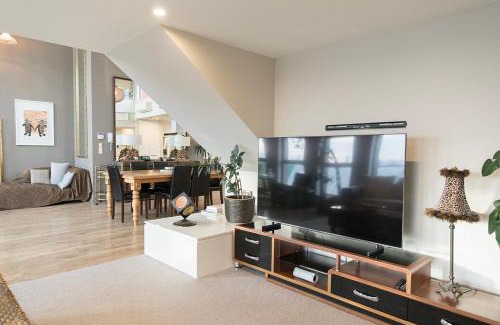 Sydenham Appartement | Huge Stylish Art Loft with Spa & Soaring Ceilings