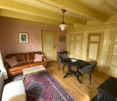 Marrum Appartement | Huis in Marrum uit 1880 met grote tuin.