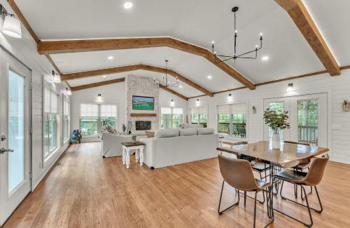 Bryant Maison | Hummingbird Cabin with a private hot tub