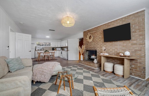 San Luis Maison | HUMMINGBIRD HAUS \ 6 Bedrooms \ Mid-Century \ 2-Unit Home \ 2 Kitchens