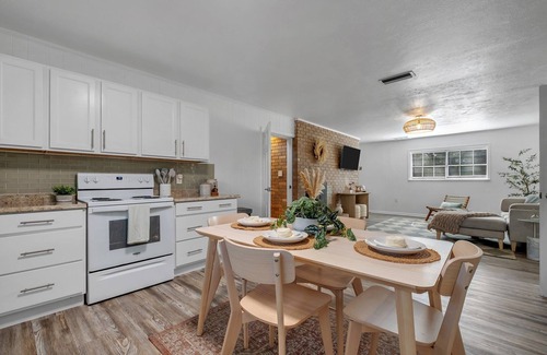 San Luis Maison | HUMMINGBIRD HAUS \ 6 Bedrooms \ Mid-Century \ 2-Unit Home \ 2 Kitchens