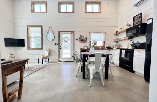 Spring Branch Maison | Hummingbird Haus - Hill country views on 20 acres with firepit