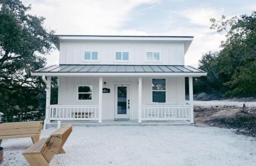 Spring Branch Maison | Hummingbird Haus - Hill country views on 20 acres with firepit