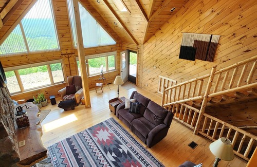 Howard Cabine | Hummingbird Hideaway is the perfect relaxing mountain retreat! Close to PSU!