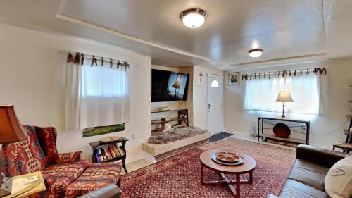 Silverthorne Maison | Hummingbird House