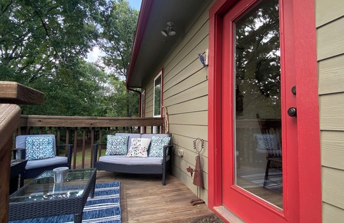 Quitman Appartement | HUMMINGBIRD NEST HIDEAWAY LOFT: East Texas Spiritual Retreat & Country Resort