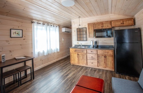 North Sebago Cabine | HUMMINGBIRD - RESORT WITH 12 PROPERTIES. NATURAL POND FOR SWIMMING. CAFE ON SITE