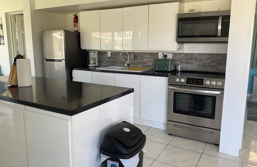Basseterre Copropriété | HUMMINGBIRD REST NOUVEAU CONDO À 2 LITS POUVANT ÊTRE VUE MAGNIFIQUE MODERNE ET SPACIEUX