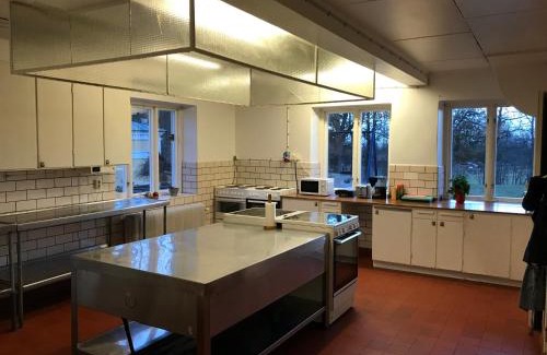 Vargon Auberge | Hunnebergs Gård Hostel & Camping