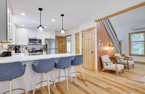 Albrightsville Maison | Hunt Hideaway, 4bd 3ba sleeps 12, hot tub, 85” TV, arcades!