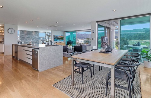 Whangamata Maison | Hunt Road_whangamata - Spacious Home Overlooking the Beach & Harbour Entry
