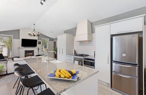 Papamoa Beach Maison | Hunter Lodge - Papamoa Beach Holiday Home