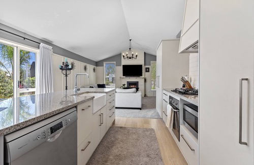 Papamoa Beach Maison | Hunter Lodge - Papamoa Beach Holiday Home