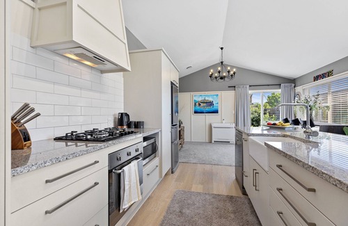 Papamoa Beach Maison | Hunter Lodge - Papamoa Beach Holiday Home