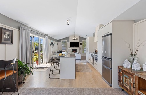 Papamoa Beach Maison | Hunter Lodge - Papamoa Beach Holiday Home