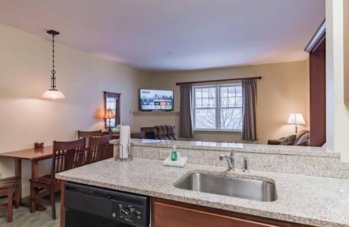 Hunter Copropriété | Hunter Mtn Slopeside Ski Resort w HotTub Fireplace Heated Pool Restaurant
