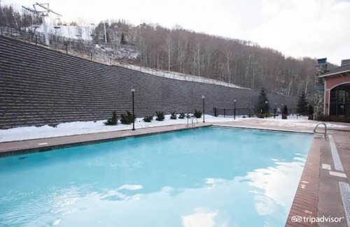 Hunter Copropriété | Hunter Mtn Slopeside Ski Resort w HotTub Fireplace Heated Pool Restaurant