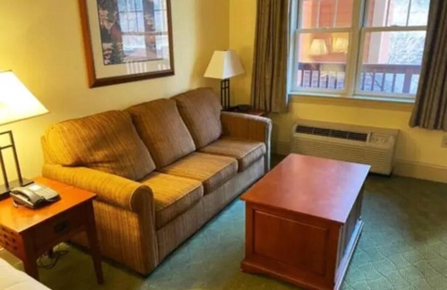 Hunter Copropriété | Hunter Mtn Slopeside Ski Resort w HotTub Fireplace Heated Pool Restaurant