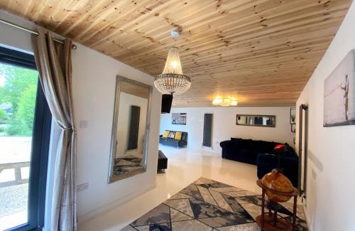 Warminster Chalet De Ski | Hunters Hideaway-Hot Tub-Wiltshire-Groups