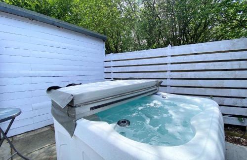 Warminster Chalet De Ski | Hunters Hideaway-Hot Tub-Wiltshire-Groups