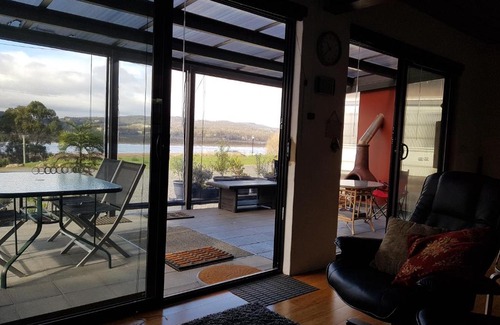 Franklin Appartement | Huon Burrow -Water views, Underground cozy retreat