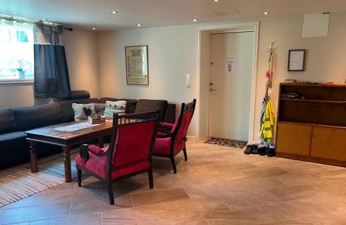 Trogstad Appartement | Hybel i underetasje 700m fra strand