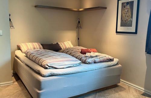 Trogstad Appartement | Hybel i underetasje 700m fra strand