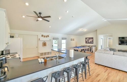 Semora Maison | Hyco Paradise / Hot tub / Lake-front / Fire-pit / Game-room / Incredible VIews