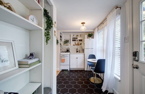 Hyde Park Maison | Cozy Guesthouse: Private Entrance w/Parking in Hyde Park