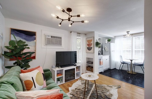 Hyde Park Maison | Cozy Guesthouse: Private Entrance w/Parking in Hyde Park