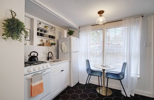 Hyde Park Maison | Cozy Guesthouse: Private Entrance w/Parking in Hyde Park