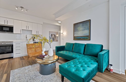 Kitchener Copropriété | Hydropool Spa HotTub/Bowling Alley/Patio/BBQ/Games - Gorgeous Corner Condo