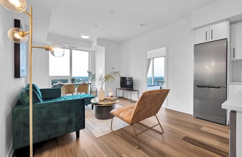 Kitchener Copropriété | Hydropool Spa HotTub/Bowling Alley/Patio/BBQ/Games - Gorgeous Corner Condo