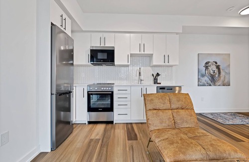 Kitchener Copropriété | Hydropool Spa HotTub/Bowling Alley/Patio/BBQ/Games - Gorgeous Corner Condo