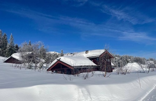 B Cabine | Hyggelig Hytte med Sauna og Innendørs Boblebadekar. Nær Skibakken og Sommarland