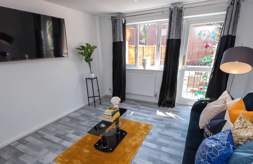 Thamesmead East Maison | A Captivating 2-Bed House in London - Sleeps 4!