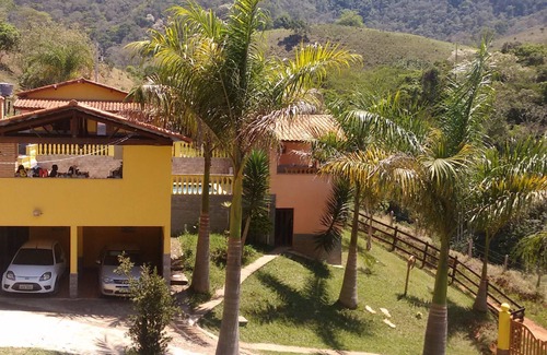Soledade de Minas Chalet De Ski | Je loue un chalet temporaire avec une chambre, une cuisine, une salle de bain et un espace de loisirs.