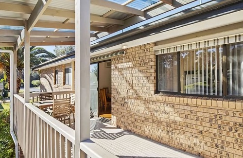 Surfside Maison | Large family home, boat parking, pet friendly and close to the beach