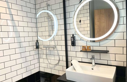 Lunel Hôtel | Ibis Lunel Petite Camargue