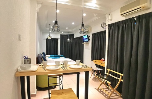 Downtown George Town Maison | iBook9 Deluxe Family Suite by iBook Homestay