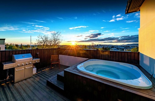 Reykjavik Villa | SJF Villa avec bain à remous et vue sur les montagnes - 15 min du centre-ville de REYKJAVÍK, ISLANDE