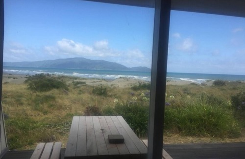Waikanae Maison | En bord de mer présenté dans le film sur les jonquilles en mars, un bach des années 60 emblématique