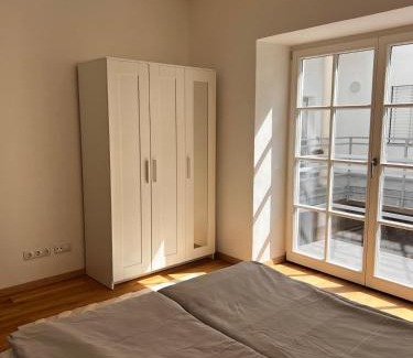 Klosterneuburg Appartement | Iconic Central Historic 3BR - Balcony, WIFI & Netflix